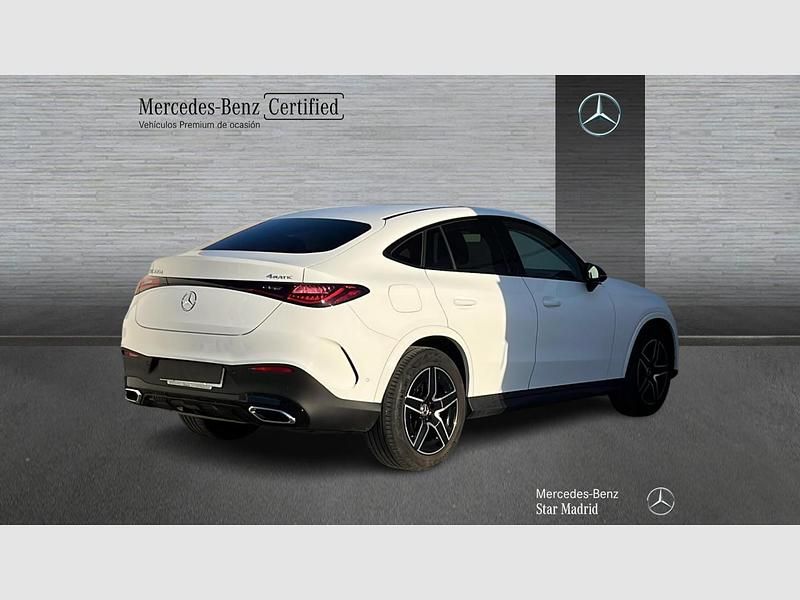 Usado Mercedes GLC220 AMG line 197 CV (144 kW) 2025 Blanco polar  pintura unicolor Coupe