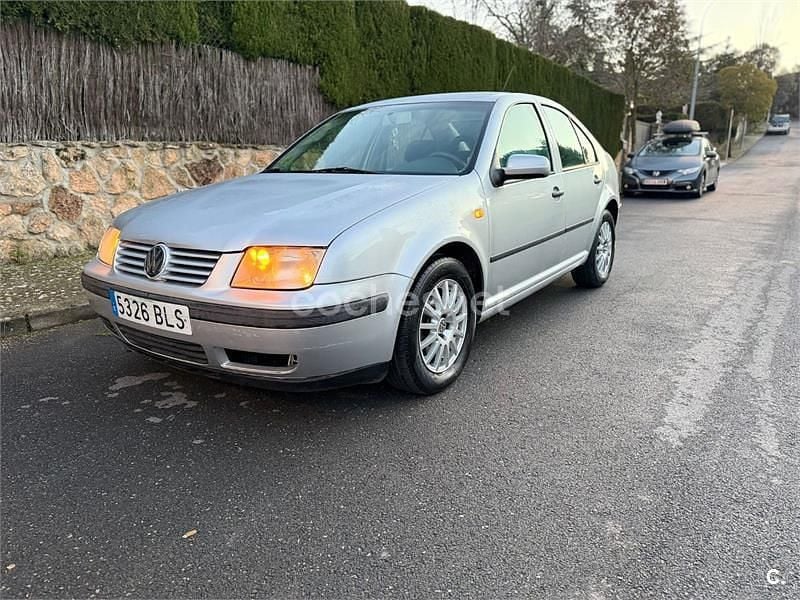 Usado VW Bora Conceptline 100 CV (73 kW) 2001 Gris / plata Berlina