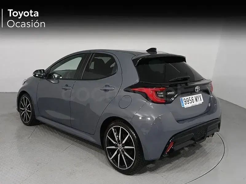 Usado Toyota Yaris Hybrid Sport 130 CV (95 kW) 2025 Gris / plata Berlina