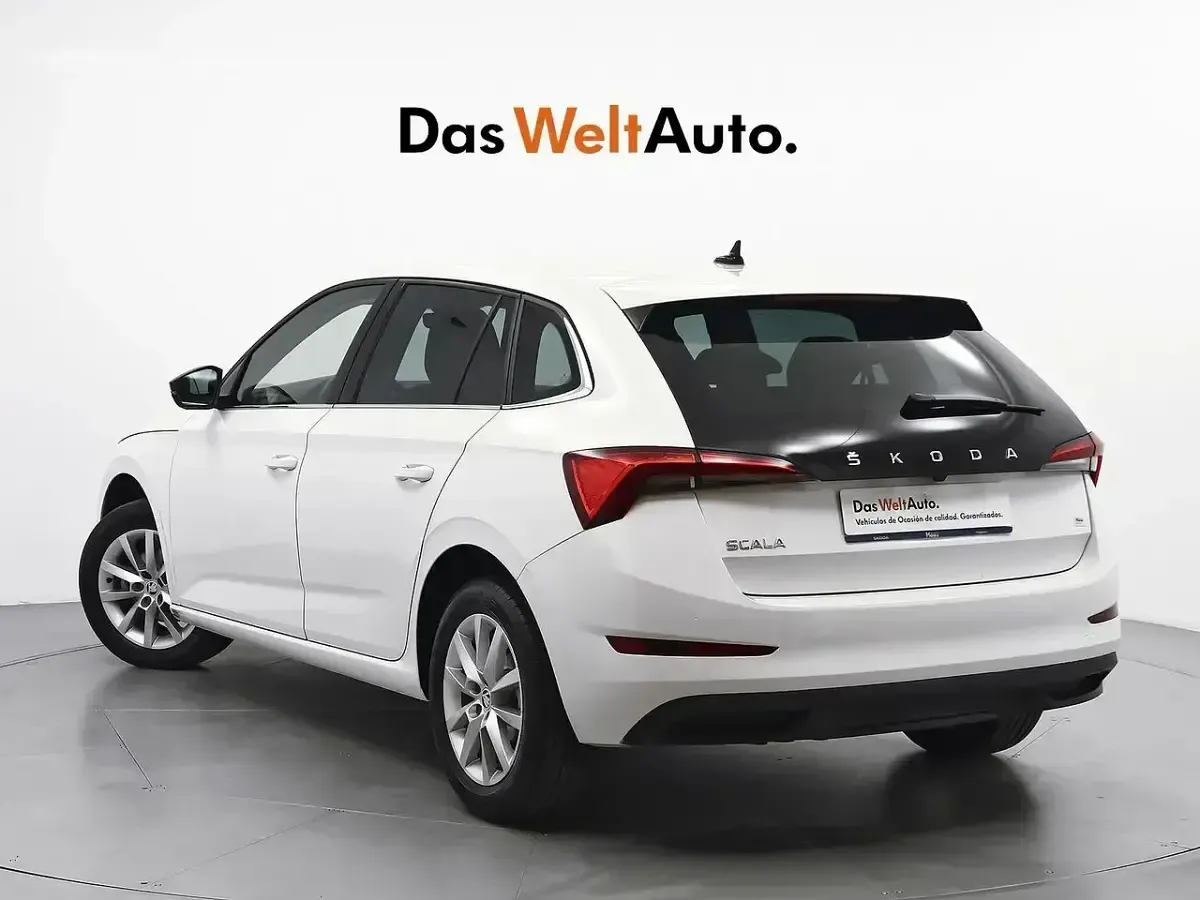 Usado Skoda Scala 110 CV (80 kW) 2022 Blanco Utilitario