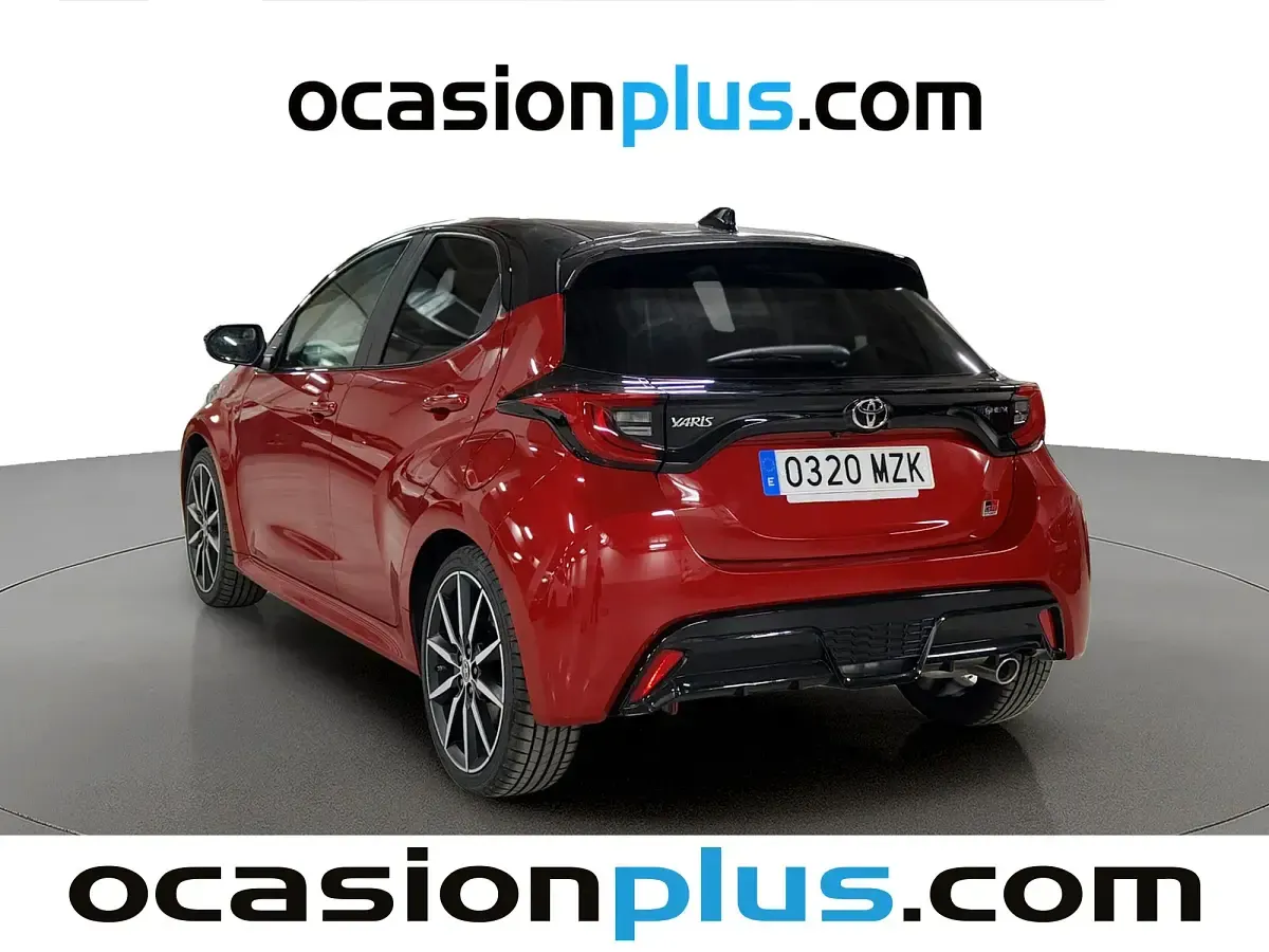 Usado Toyota Yaris Plus 130 CV (95 kW) 2025 Rojo Utilitario
