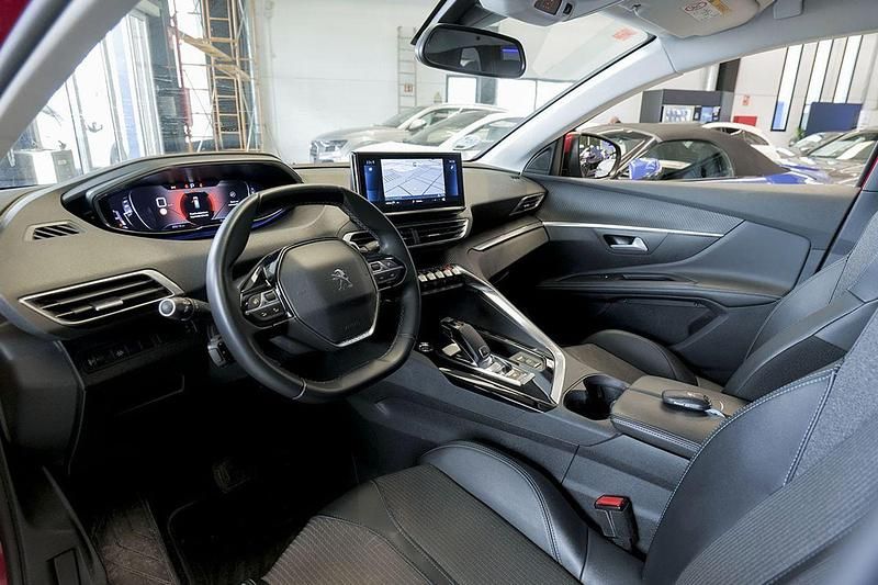 Usado Peugeot 5008 Allure 130 CV (95 kW) 2021 Rojo SUV