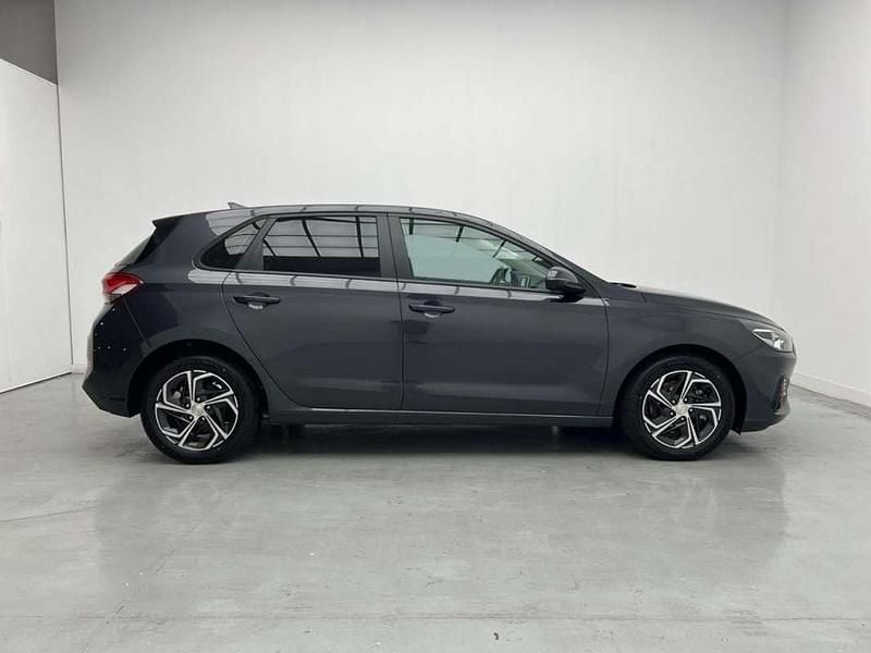 Usado Hyundai i30 120 CV (88 kW) 2021 Gris dark knight yg7 Berlina
