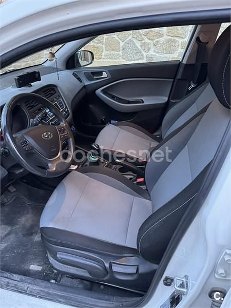 Usado Hyundai i20 100 CV (73 kW) 2017 Blanco Berlina