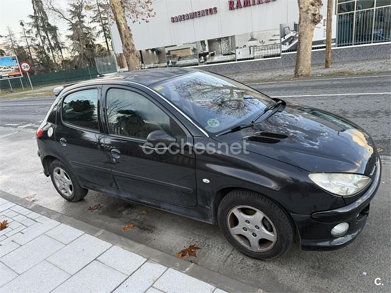 Usado Peugeot 206 70 CV (51 kW) 2006 Negro Berlina