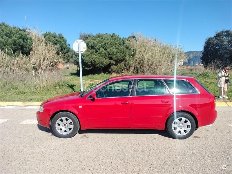 Usado Audi A4 130 CV (95 kW) 2002 Rojo Familiar