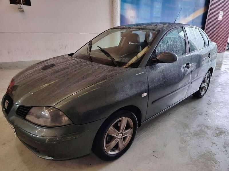 Usado Seat Cordoba Stella 75 CV (55 kW) 2003 Verde Utilitario