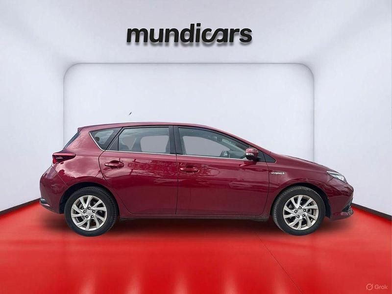 Usado Toyota Auris Hybrid Active 136 CV (100 kW) 2017 Rojo Berlina