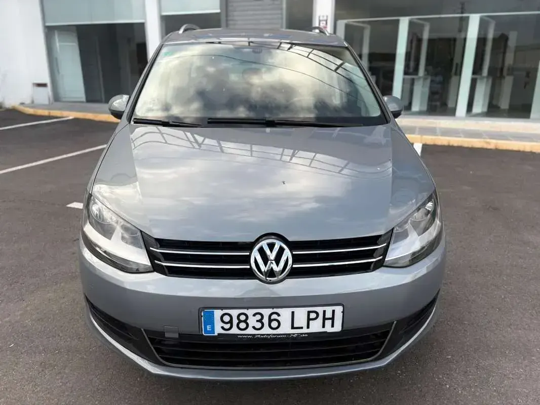 Usado VW Sharan Advance 140 CV (102 kW) 2013 Gris Monovolumen