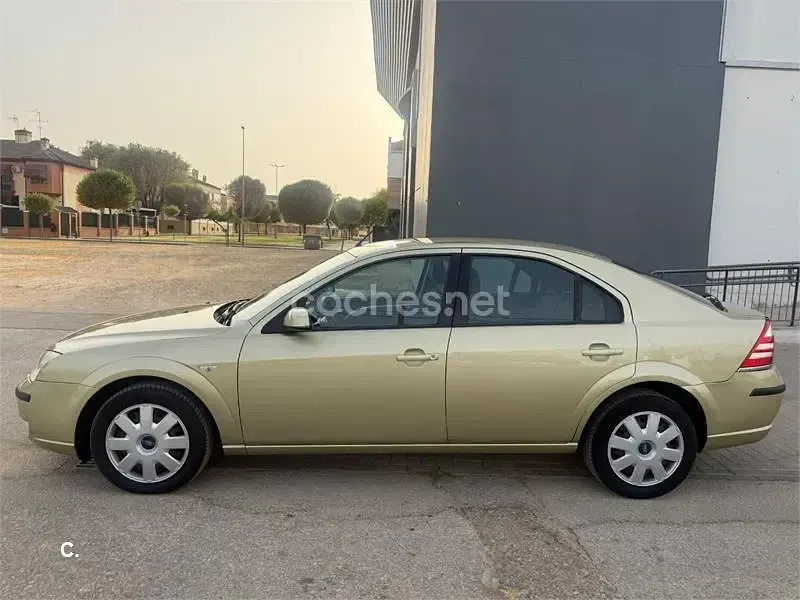 Usado Ford Mondeo Trend 130 CV (95 kW) 2007 Beige Berlina