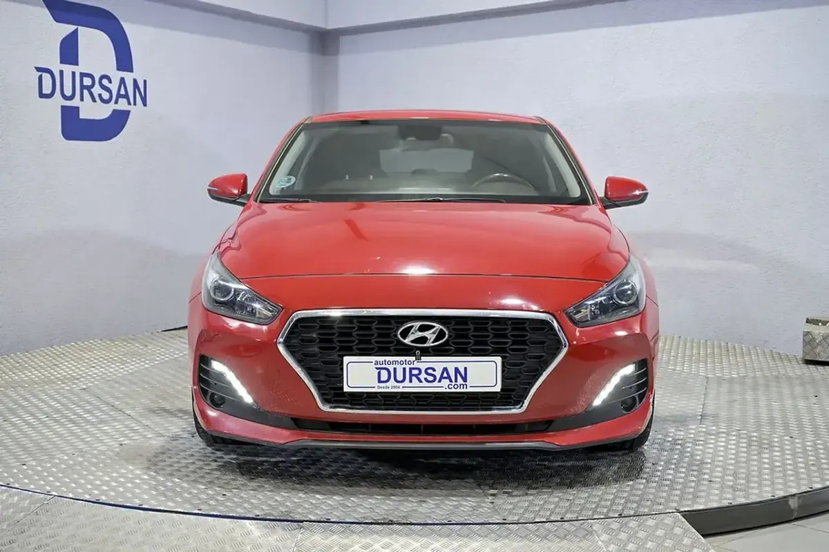 Usado Hyundai i30 120 CV (88 kW) 2020 Rojo Berlina