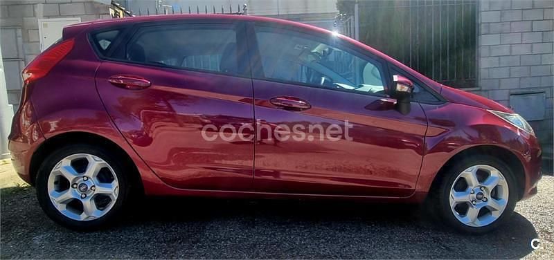 Usado Ford Fiesta Trend 68 CV (50 kW) 2011 Granate Utilitario