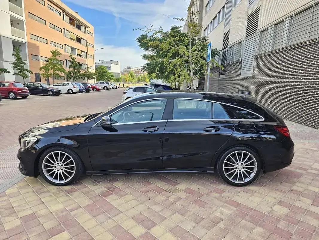 Usado Mercedes CLA200 Shooting Brake AMG line 136 CV (100 kW) 2017 Negro Familiar