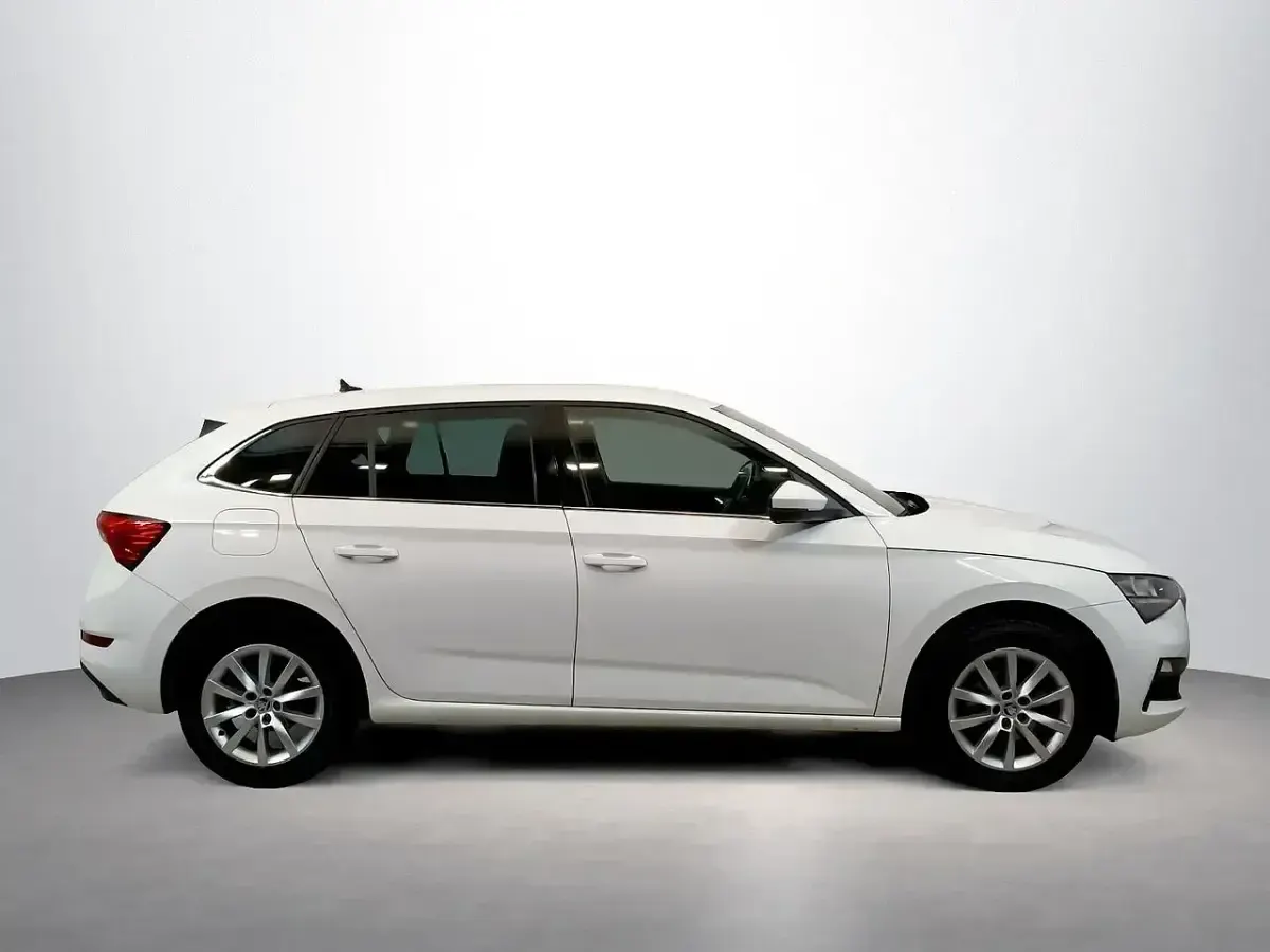 Usado Skoda Scala 110 CV (80 kW) 2022 Blanco Utilitario