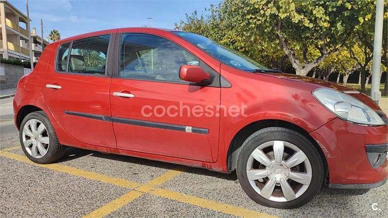 Usado Renault Clio II Privilege 105 CV (77 kW) 2008 Rojo Berlina