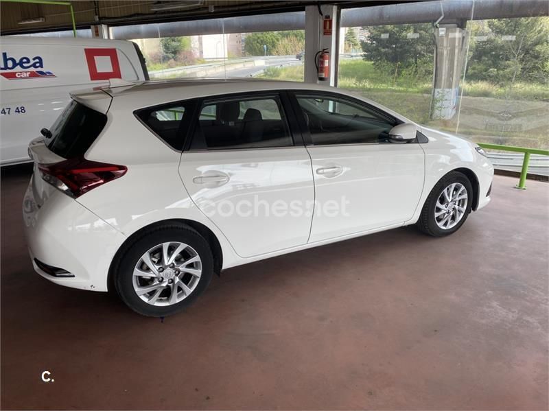 Usado Toyota Auris Active 90 CV (66 kW) 2016 Blanco Berlina