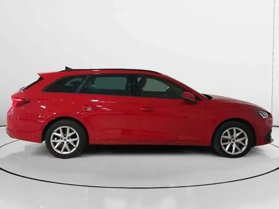 Usado Seat Leon Style 116 CV (85 kW) 2022 Rojo Familiar