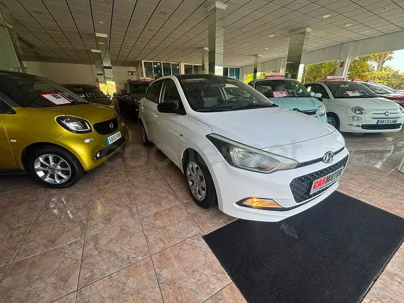 Usado Hyundai i20 84 CV (61 kW) 2016 Blanco Berlina