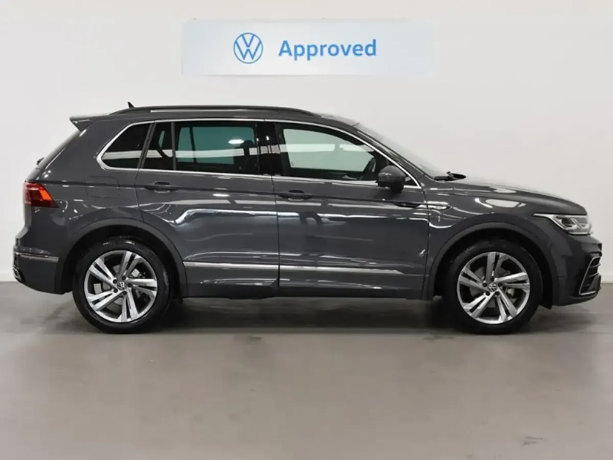 Usado VW Tiguan R-line 150 CV (110 kW) 2022 Gris/plata SUV