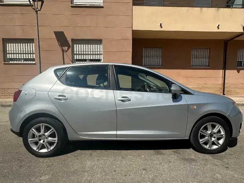 Usado Seat Ibiza Sport 100 CV (73 kW) 2010 Gris / plata Berlina