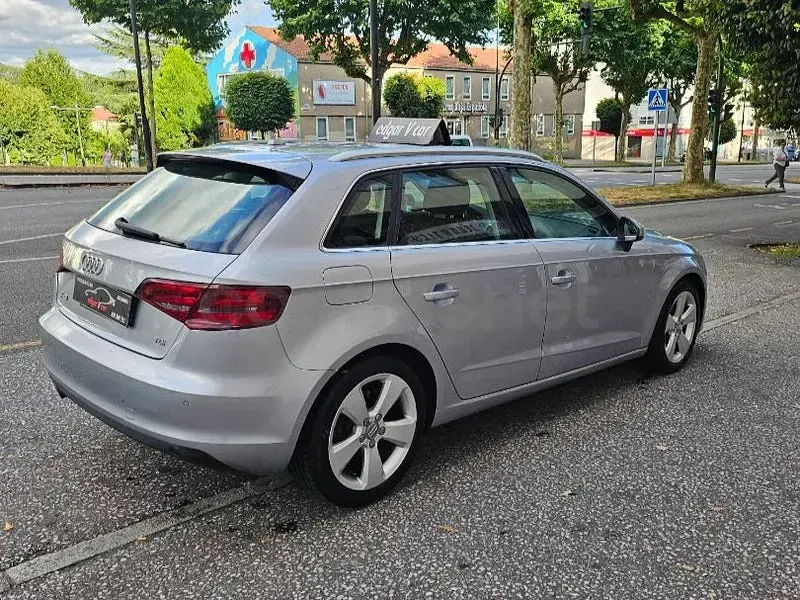 Usado Audi A3 Attraction 110 CV (80 kW) 2015 Gris / plata Berlina