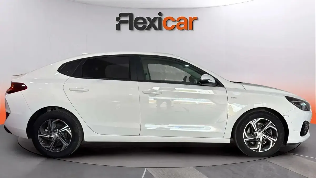 Usado Hyundai i30 120 CV (88 kW) 2022 Blanco Berlina