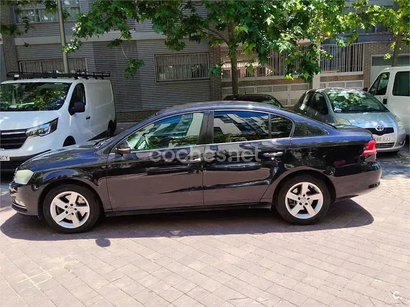 Usado VW Passat 105 CV (77 kW) 2011 Negro Berlina
