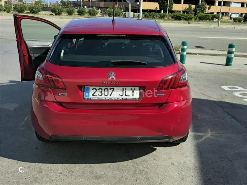 Usado Peugeot 308 Active 120 CV (88 kW) 2016 Rojo Berlina