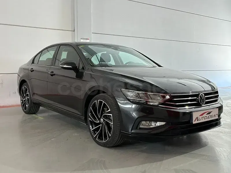 Usado VW Passat 122 CV (89 kW) 2021 Gris / plata Berlina