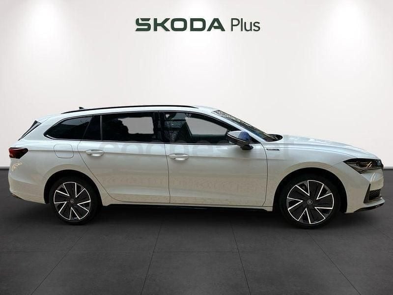 Usado Skoda Superb SportLine 204 CV (150 kW) 2025 Blanco Familiar