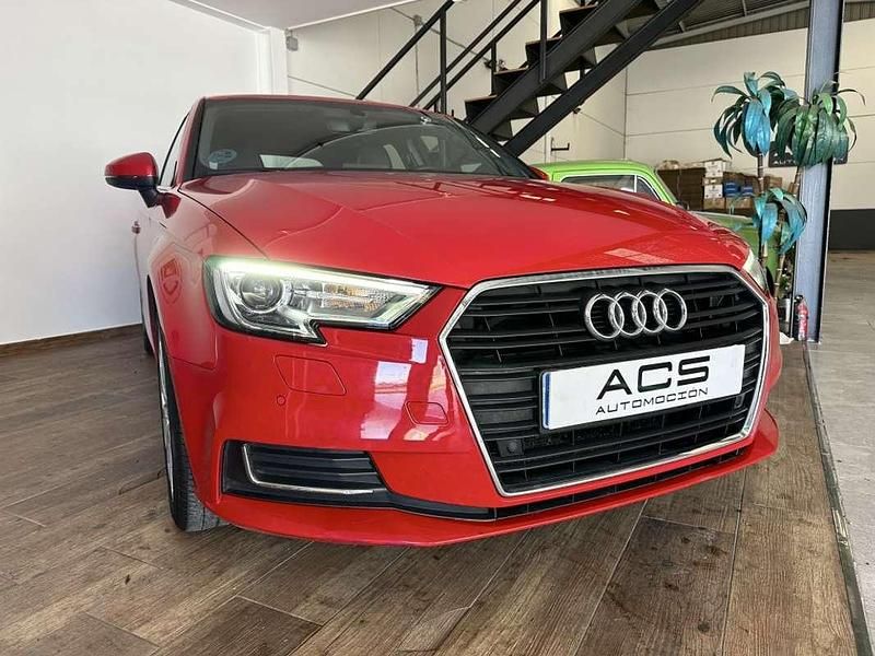 Usado Audi A3 Sportback Design 116 CV (85 kW) 2018 Rojo Utilitario