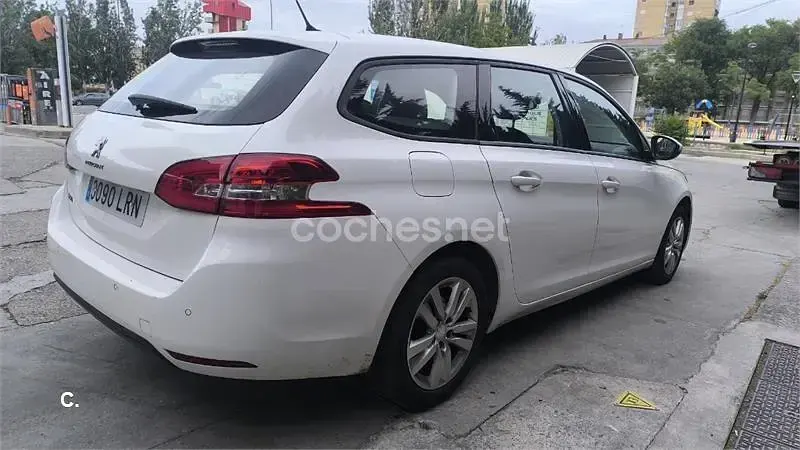Usado Peugeot 308 130 CV (95 kW) 2021 Blanco Familiar