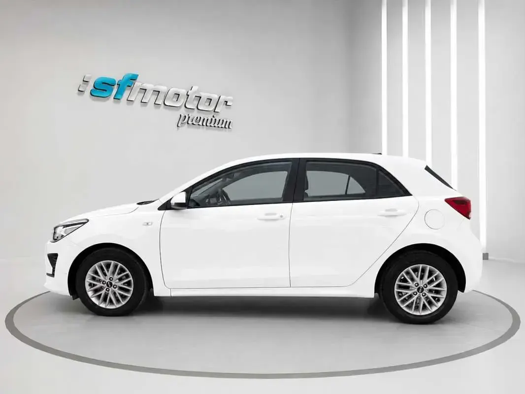 Usado Kia Rio 84 CV (61 kW) 2022 Blanco Utilitario