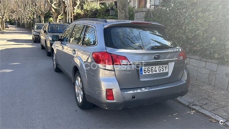 Usado Subaru Outback 167 CV (122 kW) 2010 Gris / plata Familiar