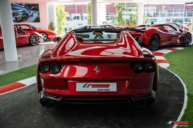 Usado Ferrari 812 799 CV (587 kW) 2023 Rojo Descapotable