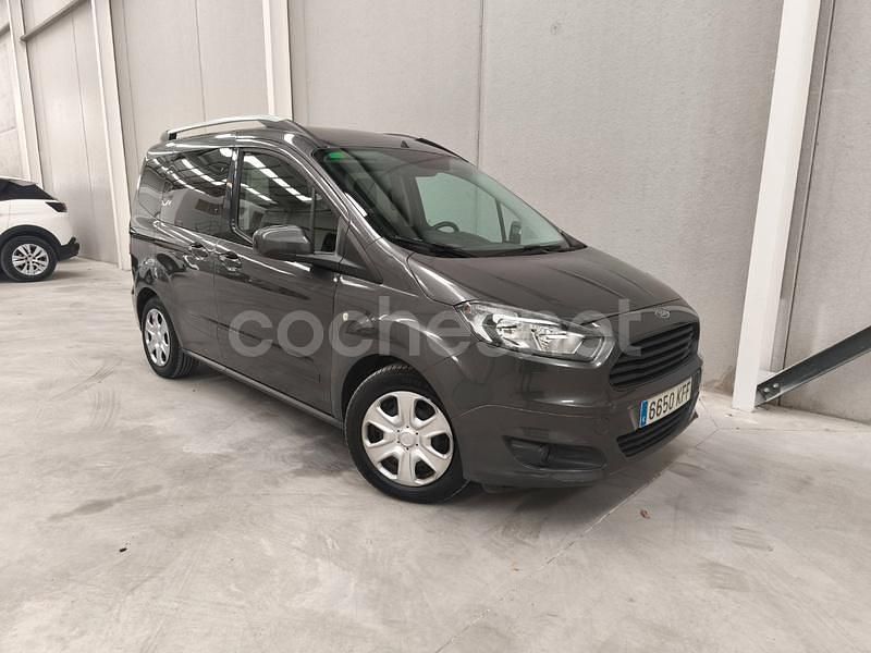 Usado Ford Tourneo Courier Trend 100 CV (73 kW) 2017 Beige Monovolumen