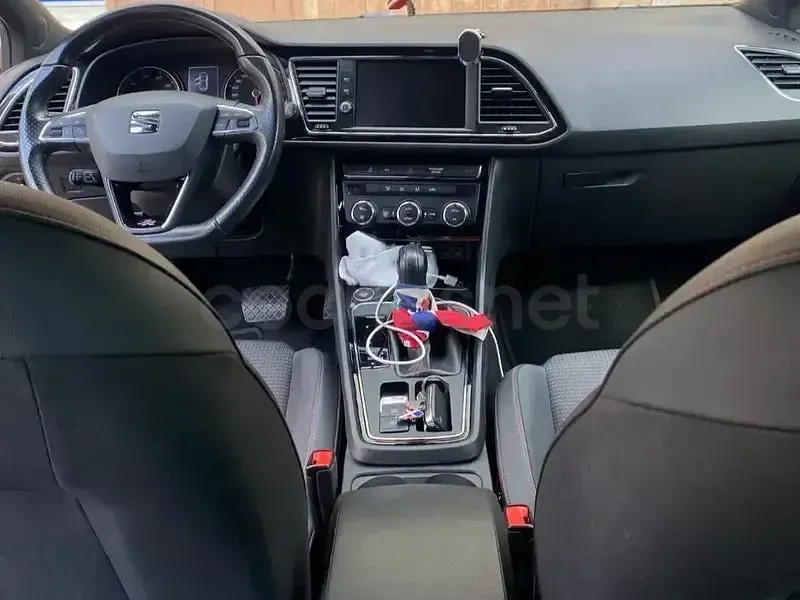 Usado Seat Leon FR 130 CV (95 kW) 2019 Gris / plata Berlina