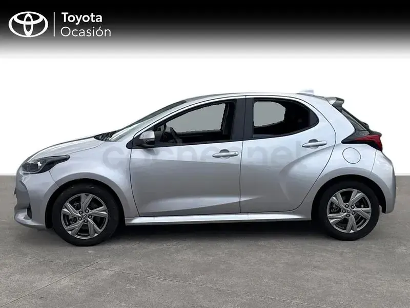 Usado Toyota Yaris Hybrid Active 116 CV (85 kW) 2024 Gris / plata Berlina