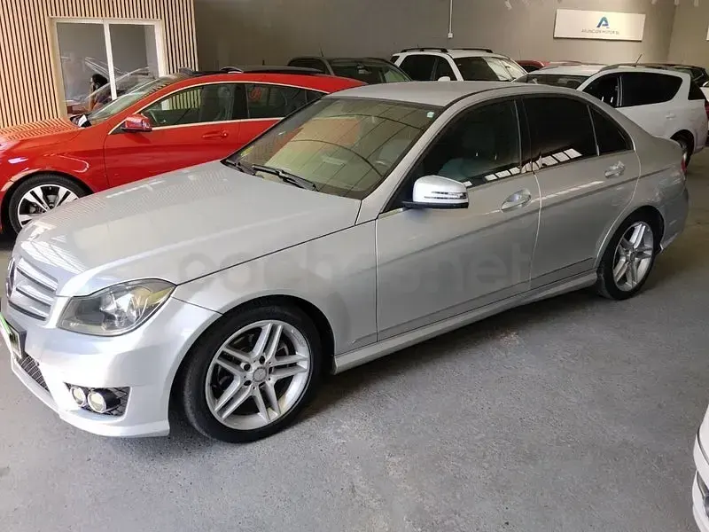 Usado Mercedes C220 Avantgarde 170 CV (125 kW) 2013 Gris / plata Berlina