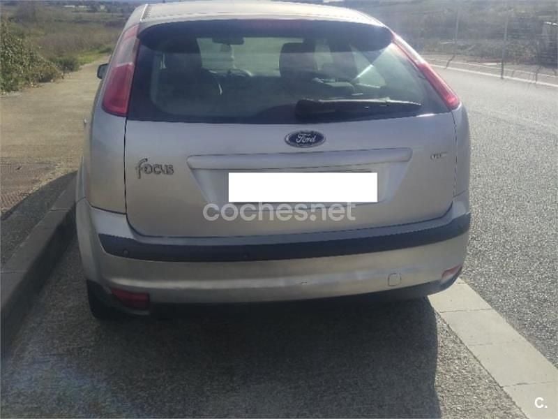 Usado Ford Focus Trend 90 CV (66 kW) 2007 Gris / plata Berlina