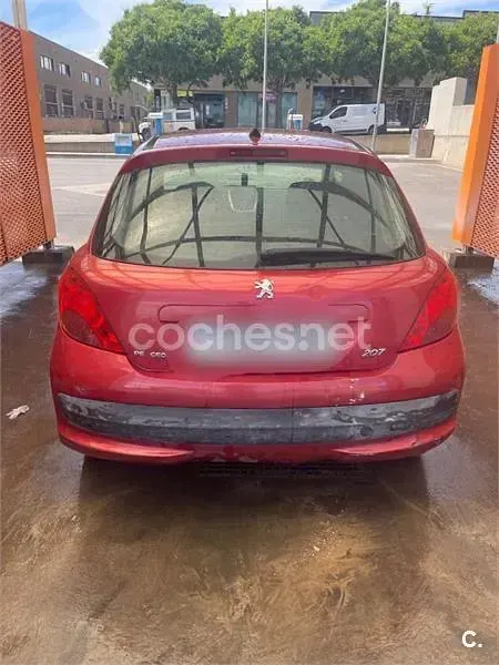 Usado Peugeot 207 70 CV (51 kW) 2007 Rojo Berlina
