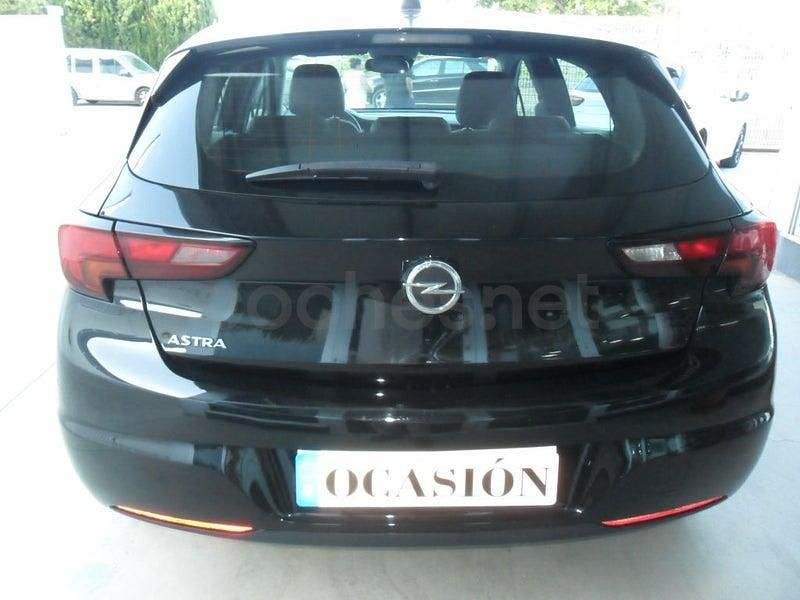 Usado Opel Astra Design & Tech 105 CV (77 kW) 2021 Negro Berlina