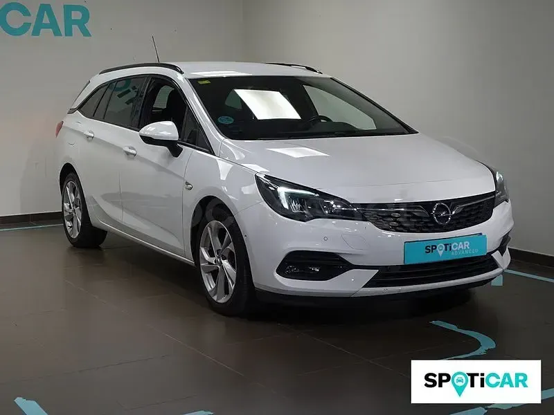 Usado Opel Astra GS Line 110 CV (80 kW) 2020 Blanco Familiar