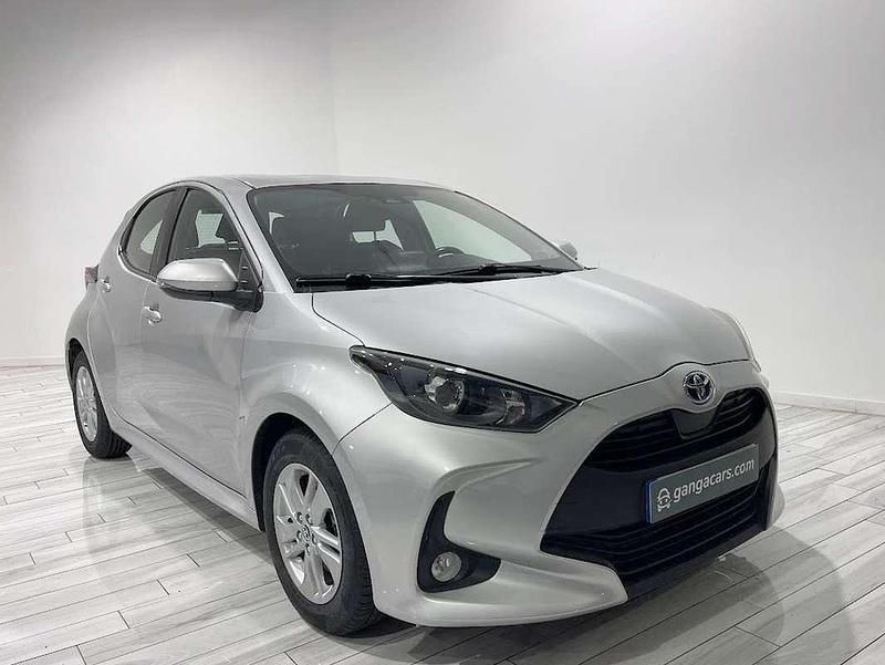 Gris Usado 2021 Toyota Yaris Hybrid Active Berlina | 15.990 € (Buen precio) - Imagen 1/4