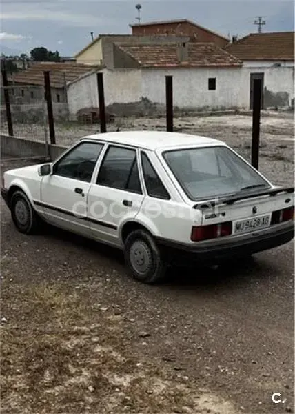 Usado Ford Escort Ghia 89 CV (65 kW) 1988 Blanco Berlina