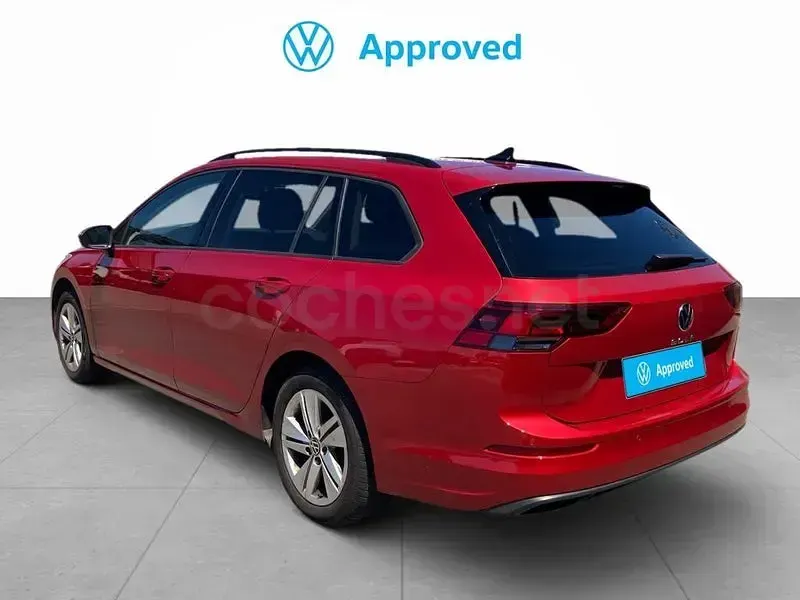 Usado VW Golf VIII Life 130 CV (95 kW) 2021 Rojo Familiar