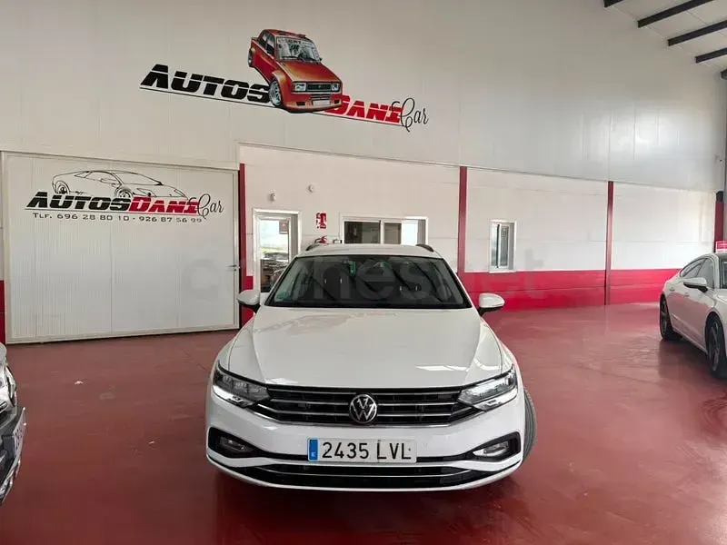 Usado VW Passat Executive 150 CV (110 kW) 2022 Blanco Familiar
