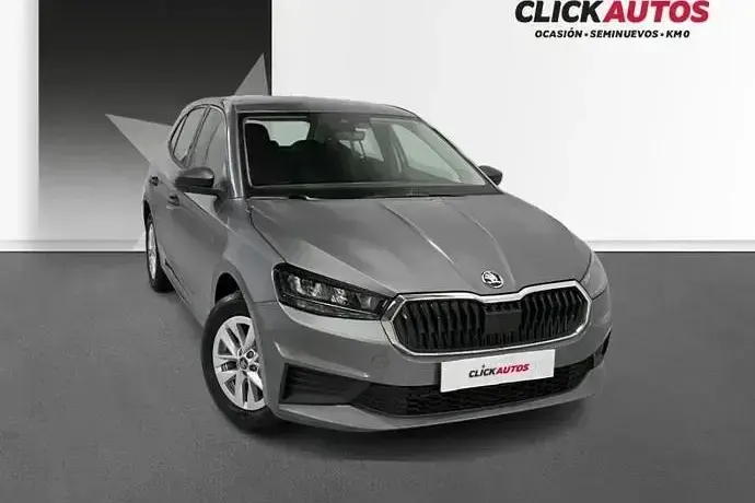 Usado Skoda Fabia Essence 95 CV (69 kW) 2025 Plata Utilitario
