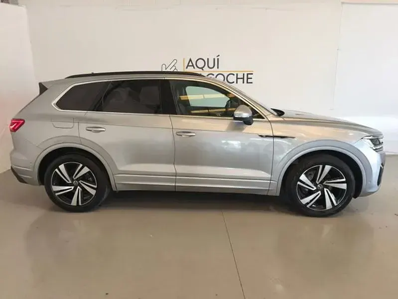 Usado VW Touareg R-line 286 CV (210 kW) 2022 Gris / plata SUV