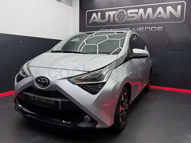 Usado Toyota Aygo X-play 72 CV (52 kW) 2021 Gris / plata Utilitario